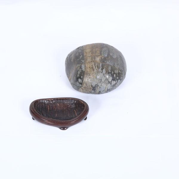 瀬田川石　梨地烏帽子真黒石　鑑賞石　水石　盆石　木製台座付 瀬田川石 梨地烏帽子真黒石 鑑賞石 水石 盆石 木製台座付