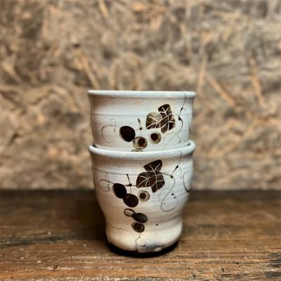 ふるさと納税 唐津市 【唐津焼　炎向窯】粉引絵唐津焼酎カップ2個セット　打越一彦作(定番品) |  | 02