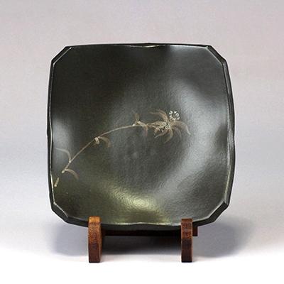 ふるさと納税 佐渡市 伊藤赤水[赤水窯]無名異 皿(正方形)[色おまかせ]