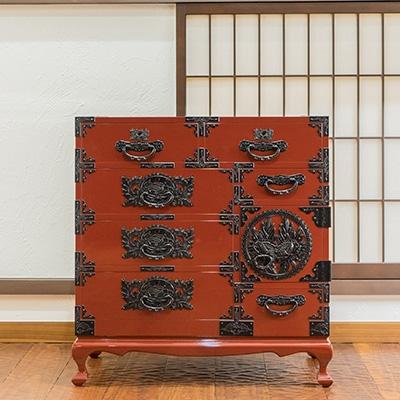 ふるさと納税 利府町 仙台箪笥 猫足チェスト 朱色漆塗り (お申込書返送後2ヶ月〜5ヶ月以内でお届け)