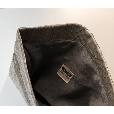 ふるさと納税 清須市 NYATTU PROJECT　天然パイソン革(ヘビ革)　クラッチバックS　モカベージュの画像