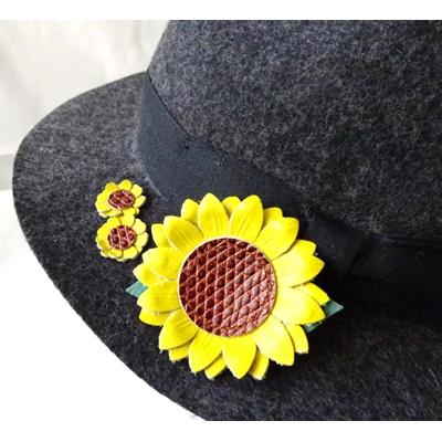 ふるさと納税 佐用町 ハンドメイド 牛革ひまわりブローチ&amp;ピンバッジ2個セット