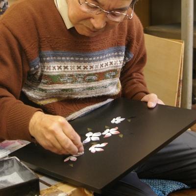 ふるさと納税 海南市 和歌山県海南市 紀州塗りミニ仏壇 雅 大 しだれ桜 美しく描かれた蒔絵の世界。漆器職人が創る雅な仏壇 |  | 03