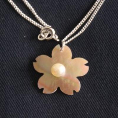 ふるさと納税 志摩市 貝と真珠のペンダント[サクラ:マベ]