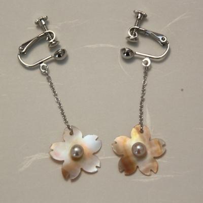 ふるさと納税 志摩市 貝と真珠 イヤリング[桜:マベ]