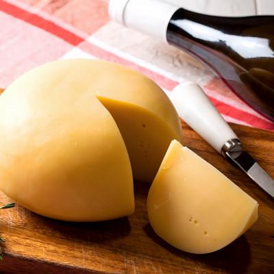 ふるさと納税 別海町 贅沢まるごと1玉 ゴーダチーズ 1kg チーズの聖地・北海道別海町[ワイン好きへ幸せチーズタイム]