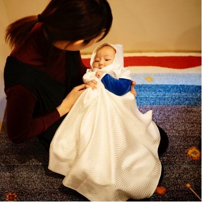 ふるさと納税 五泉市 「しろずきんちゃん」とろけるようなシルクのおくるみ すくすく育って「き」柄