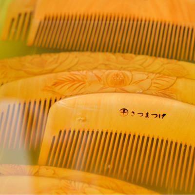ふるさと納税 指宿市 【鹿児島県指定伝統的工芸品】薩摩つげ櫛(解櫛) 彫椿・手作り布ケースセット(IB004-001)の画像