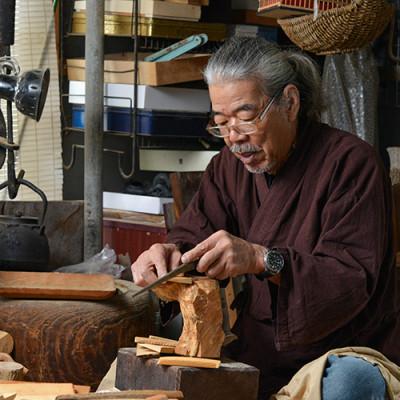 ふるさと納税 指宿市 【鹿児島県指定伝統的工芸品】薩摩つげ櫛(解櫛) 彫椿・手作り布ケースセット(IB004-001)の画像