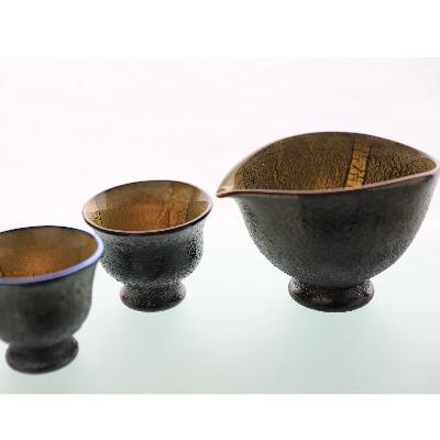 ふるさと納税 指宿市 [ガラス工芸品]ガラス黒薩摩 桜島灰酒器(片口・盃2個)(130-1039)