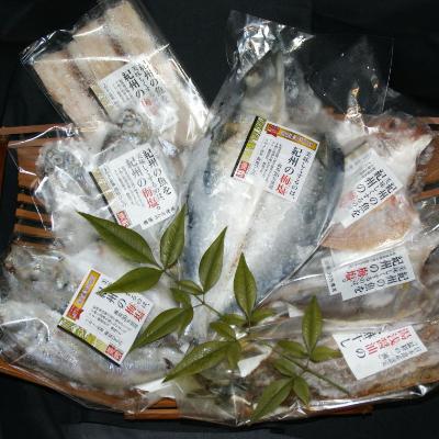 ふるさと納税 印南町 [印南町]和歌山の近海でとれた新鮮魚の鯛入り梅塩干物と湯浅醤油みりん干し7品種11尾入りの詰め合わせ