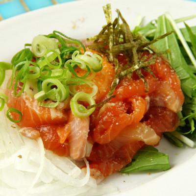 ふるさと納税 中間市 サーモンユッケ 500g×1パック 家飲みに魚屋珍味