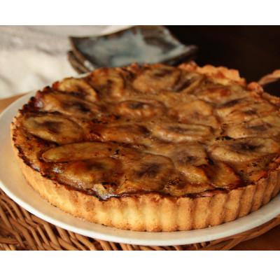 ふるさと納税 高森町 しっとりほろ苦。阿蘇んバナナんキャラメルタルト (7号・直径22cm)