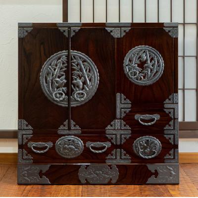 ふるさと納税 利府町 [錠前:彫金手打金具]仙台箪笥 帖面箪笥 拭き漆塗り(お申込書返送後3〜8か月程度でお届け)