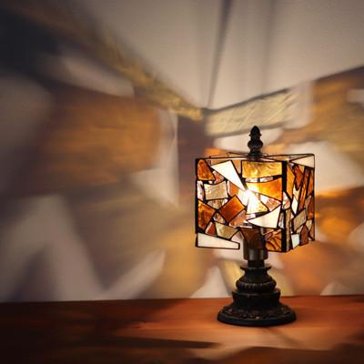 ふるさと納税 瀬戸市 ステンドグラスのテーブルランプ カケラ スクエア アンバー