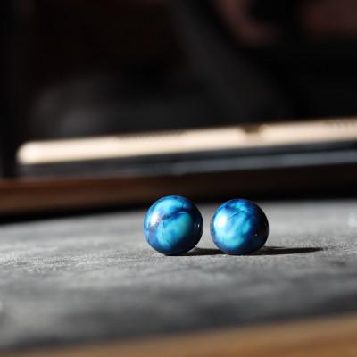 ふるさと納税 甲賀市 雑誌掲載[信楽焼の伝統工芸(陶器)]揺れ動く青が美しい蒼玉ノンホールピアス(樹脂イヤリング)