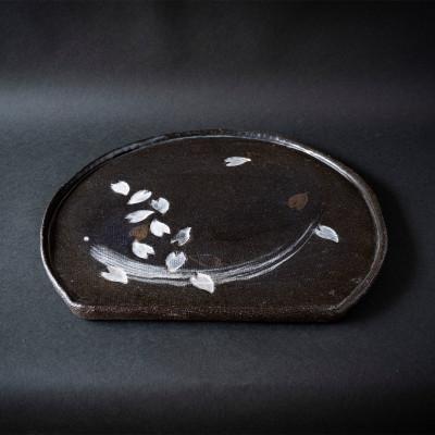 ふるさと納税 津和野町 日展入選作家による象嵌の桜の花びらが美しい「黒陶さくら金彩皿」