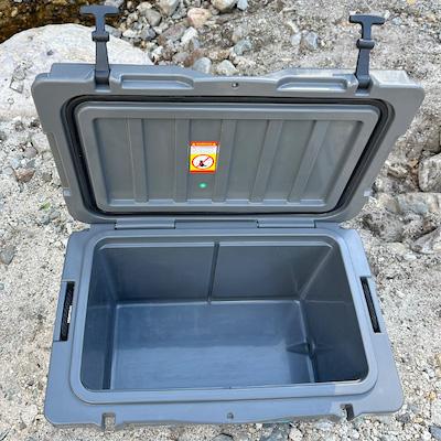 ふるさと納税 いなべ市 オリジナルマット(SeaDek)付ハードクーラーボックス (サイズ:45L) カラー:ダークグレイの画像