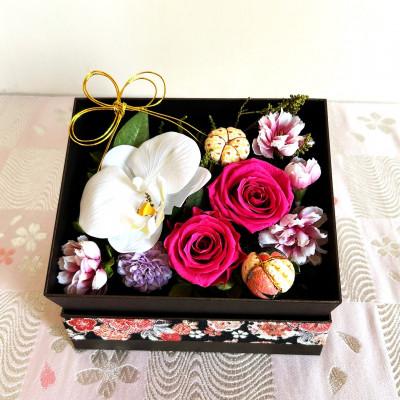 ふるさと納税 刈谷市 有松・鳴海絞りの梅飾りと手毬入りお祝いフラワーアレンジ(ピンク)