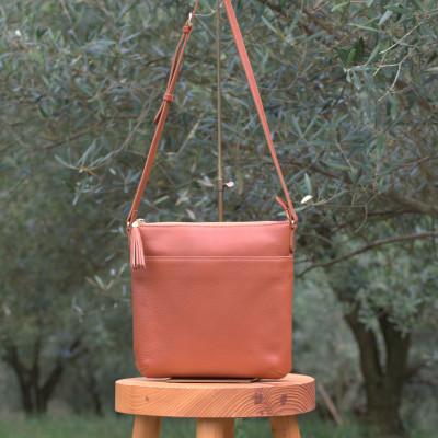 ふるさと納税 高松市 オリーブレザー 縦ショルダーバッグ color:キャメル