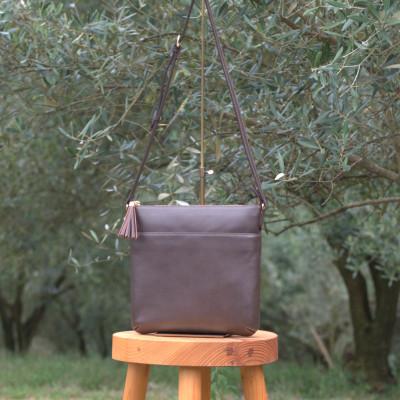 ふるさと納税 高松市 オリーブレザー 縦ショルダーバッグ color:チョコ