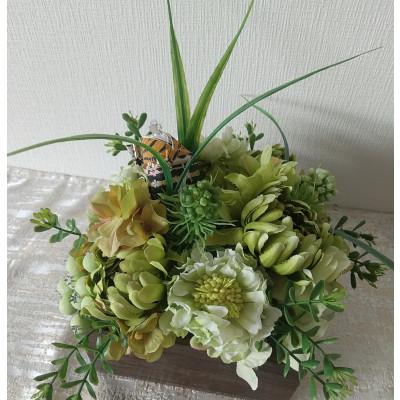 ふるさと納税 岸和田市 桐BOXのアーティフィシャルフラワーアレンジと華姫(R)コデマリブローチ付き