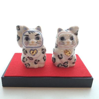 ふるさと納税 能美市 九谷LOVE招き猫(小)「ゆっきー&amp;ゆきお」台・敷物付き