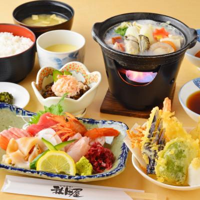 ふるさと納税 北斗市 [大浴場は露天風呂・サウナ付き!]ホテル 秋田屋 1泊2食付き宿泊券(3名様1室)