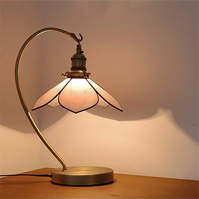 ふるさと納税 瀬戸市 Nijiiro Lamp のステンドグラスのテーブルランプ ベルフラワーピンク