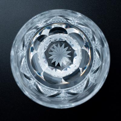ふるさと納税 葛飾区 言い慣わし作物「日本の首都切り子ガラス」丸鍵を掛ける水呑み「松竹梅」 色:細長い切口 桐箱入 (株)湧き水玻璃