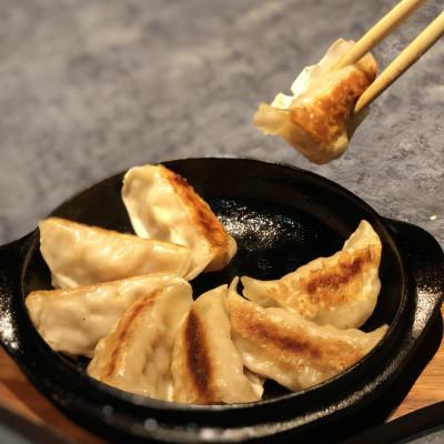 ふるさと納税 斜里町 [北海道産]冷凍 豚肉 餃子 60個 知床斜里産「サチク麦王」使用
