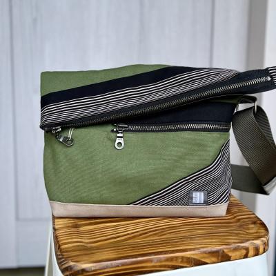 ふるさと納税 蕨市 伝統織物蕨双子織メッセンジャーバッグ(カーキ色)