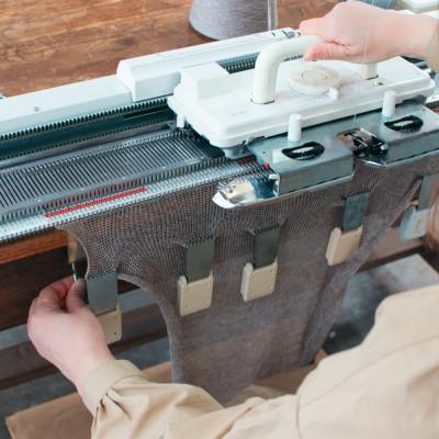 ふるさと納税 島田市 ホワイトカシミヤ100%のスヌード(チャコール) |  | 03