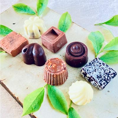 ふるさと納税 綾町 ミニホワイト&amp;ミルク&amp;ビター&amp;生チョコ詰合わせ 8個
