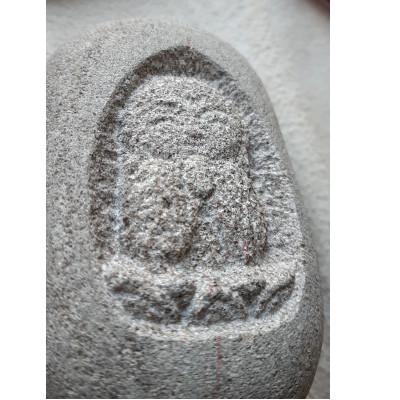 ふるさと納税 忠岡町 石の手彫り彫刻 こころ音地蔵(薄茶色)握り仏サイズ