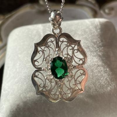 ふるさと納税 奈良市 唐草模様と宝石のネックレス(クリスタル)