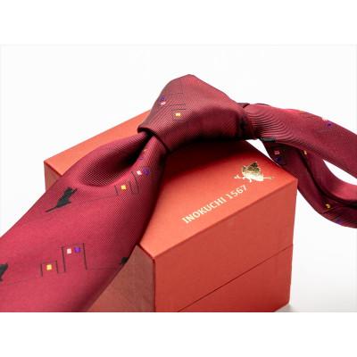 ふるさと納税 岐阜市 シルクネクタイ INOKOUCHI1567 商店街とネコ柄 エンジ色