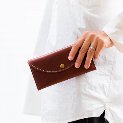 ふるさと納税 雲南市 総手縫いで仕立てた 本革の長財布 (チョコ) 丸いフラップ