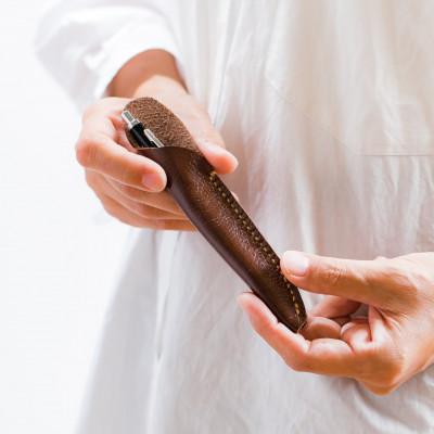 ふるさと納税 雲南市 総手縫いで仕立てた 本革のペン入れ (チョコ)