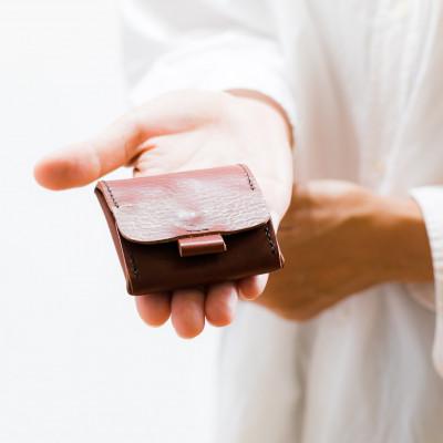 ふるさと納税 雲南市 総手縫いで仕立てた 本革のましかくコインケース(チョコ)