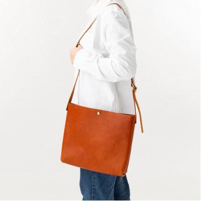 ふるさと納税 雲南市 総手縫いで仕立てた 本革のシンプルショルダーバッグ(キャメル)