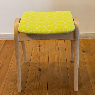 ふるさと納税 三春町 ラ・ビーダオリジナルスツール なのはな(黄色系)/ビーチ材