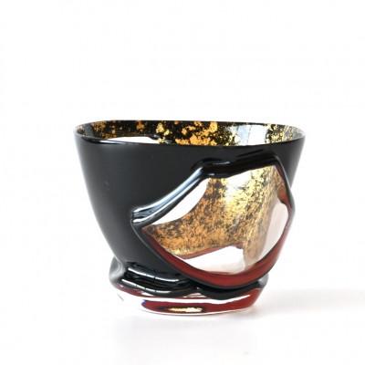 ふるさと納税 弥富市 漆とガラス破片が融合した酒器[包-TsuTsuMu-]ぐい呑み / 緋入り