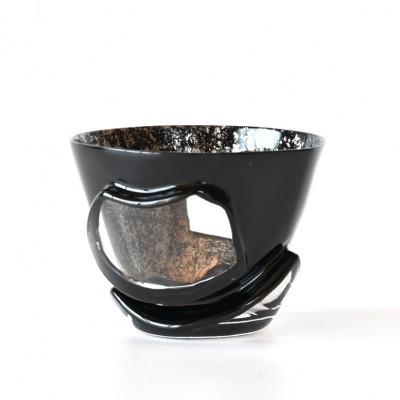 ふるさと納税 弥富市 漆とガラス破片が融合した酒器[包-TsuTsuMu-]ぐい呑み / 黒銀