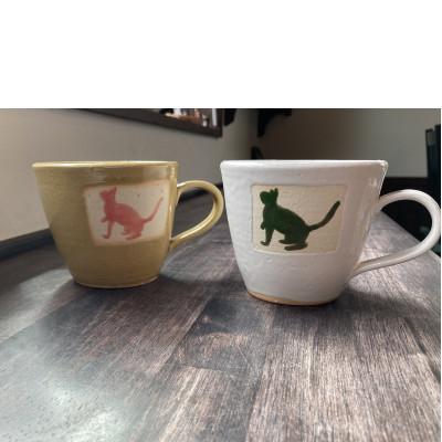 ふるさと納税 大網白里市 [陶器]猫柄マグカップ ペア (黄×1点、白×1点)