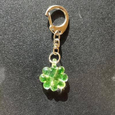 ふるさと納税 鏡野町 ウランガラスのキーホルダー(クローバー)