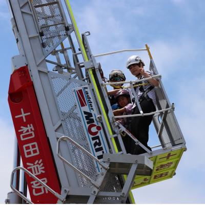 ふるさと納税 六戸町 [青森県六戸町8月7日(金)体験分]十和田消防署35m級はしご車搭乗体験1回