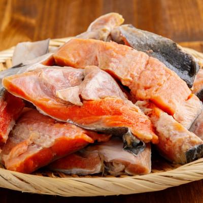 ふるさと納税 網走市 [訳あり]不揃い 天然紅鮭切り身 2kg(カマ・尾含む)