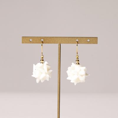 ふるさと納税 室戸市 白サンゴのデザインピアス[K18アメリカンピアス]