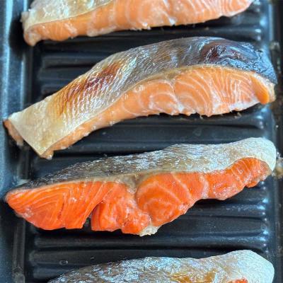 ふるさと納税 釧路市 紅鮭12切れ×トキシラズ12切れ 計1.92kg 食べ比べセット 各2切れ F4F-8865の画像